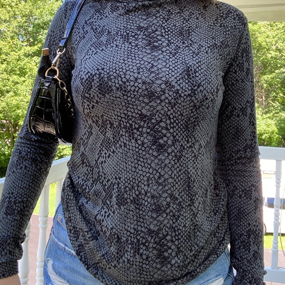 Snake print turtle neck - Picture 3 of 3